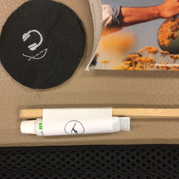 Lufthansa Toiletry Bag - Picture 8 of 10